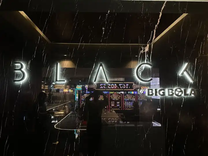 Letras retroiluminadas para Black · Big Bola