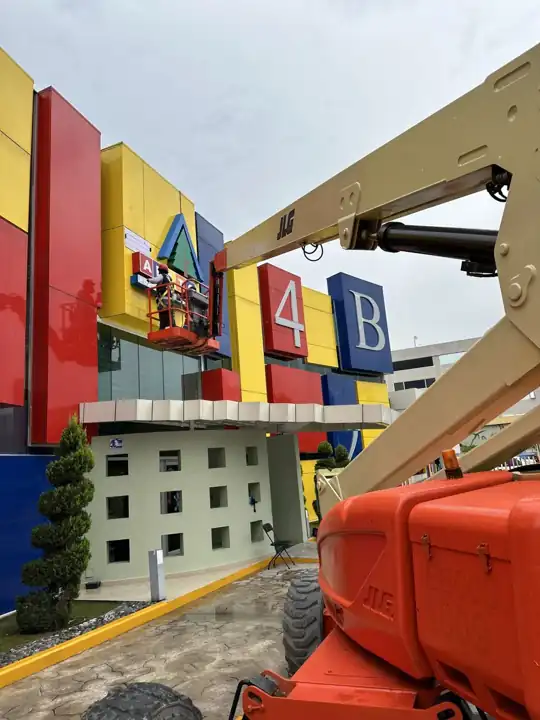 Instalación de letras en escuela