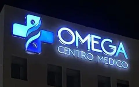 Letrero de Omega Centro Médico