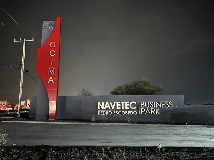 Monumento iluminado para Navetec